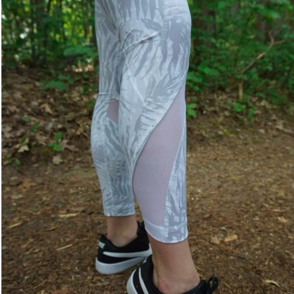 Lululemon inspire tight II white palm camo - Picture 3 of 10